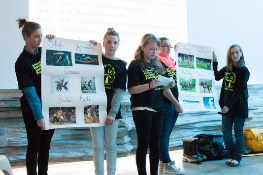 De Belgische jongeren uit Pepinster stellen hun klas voor aan de Inuit.