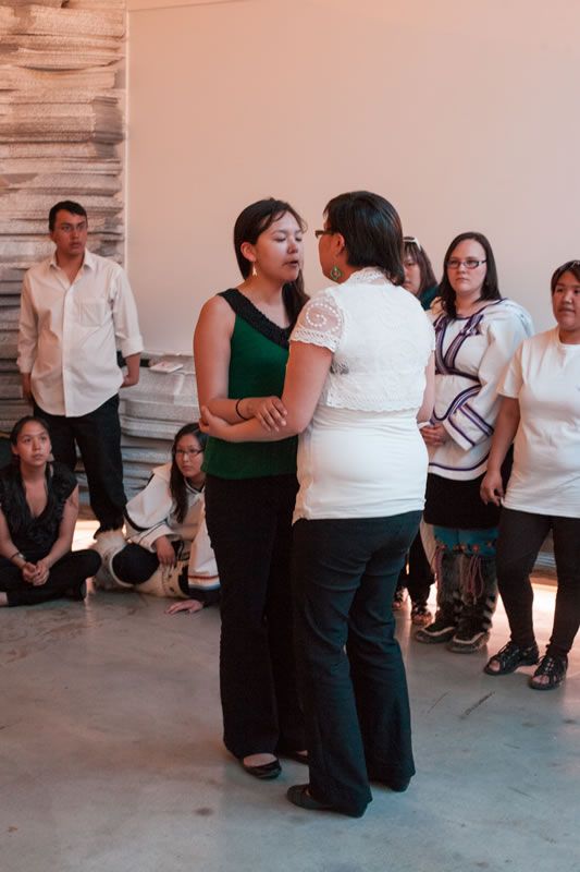 Chant de gorge inuit : chant pratiqué par les femmes, généralement en duo. Qui rira avant l'autre ?
