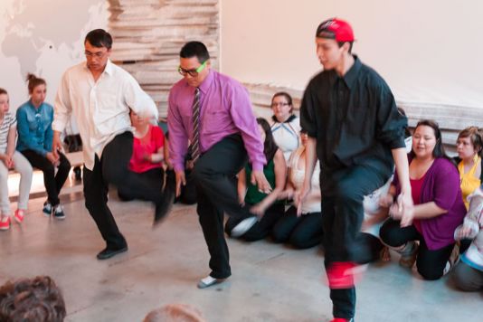 Inuit games: The men must perform a sequence of movements faster and faster in rhythm with the song sung by the young women behind them. Who will be the last on the track?