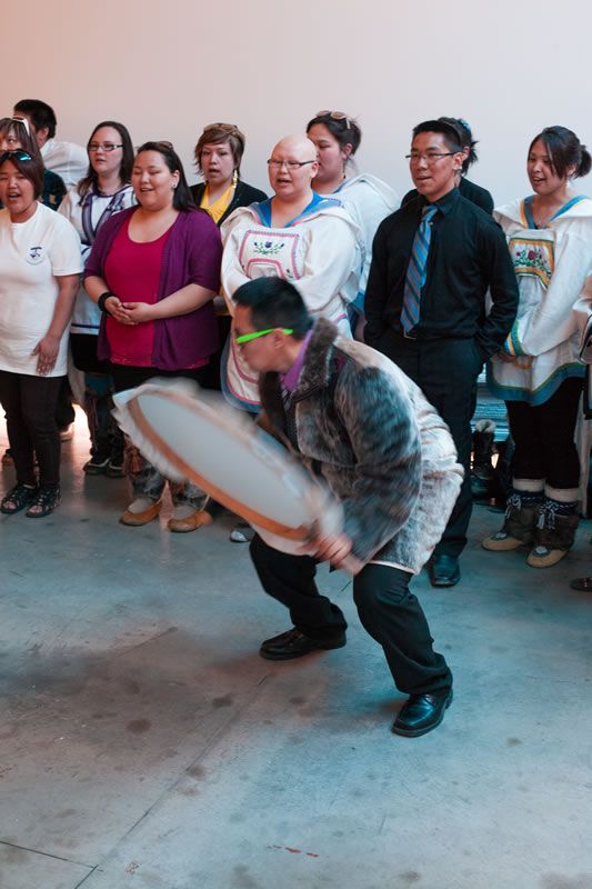 Drummen vormt een deel van de zang- en danspartij.