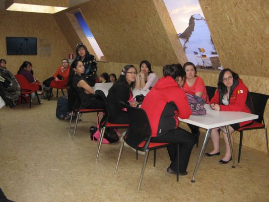 Salle à manger et salon de la station.