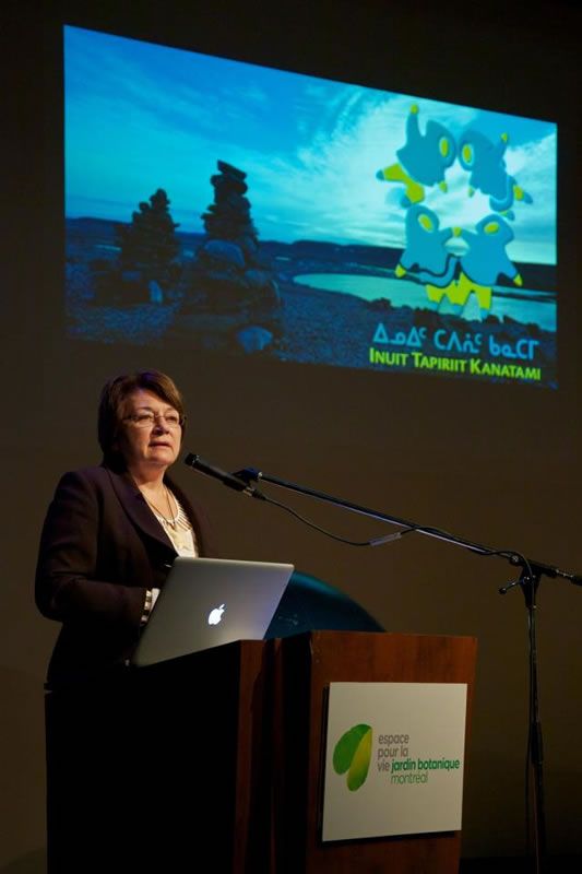 Presentatie van Mary Simon, voorzitster van de Inuit Tapiriit Kanatami. Ze gaf een persoonlijke en pakkende uiteenzetting over haar kinderjaren, die getekend zijn door het beleid van de Candese overheid, en legde de belangrijkste mijlpalen van de recente Inuit geschiedenis uit.