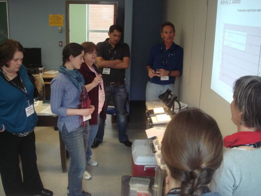 Le deuxième atelier organisé par l'IPF. Les enseignants discutent de l'expérience sur l'albédo, qui montre clairement le feedback de la fonte des glaces.