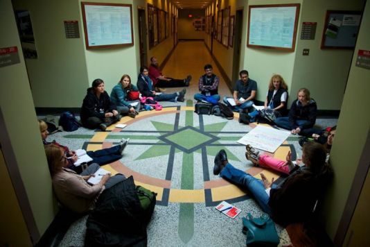 Polar educators vormen kleine groepen om te brainstormen over hoe de opgedane kennis kan omgezet worden in actie. 