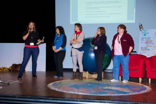 Des représentants de chaque groupe donnent un résumé des discussions.