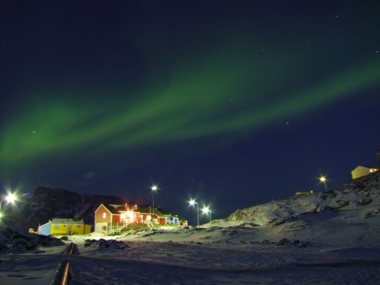 En hiver, les habitants d'Uummannaq ont parfois le plaisir d'adminer les aurores boreales.