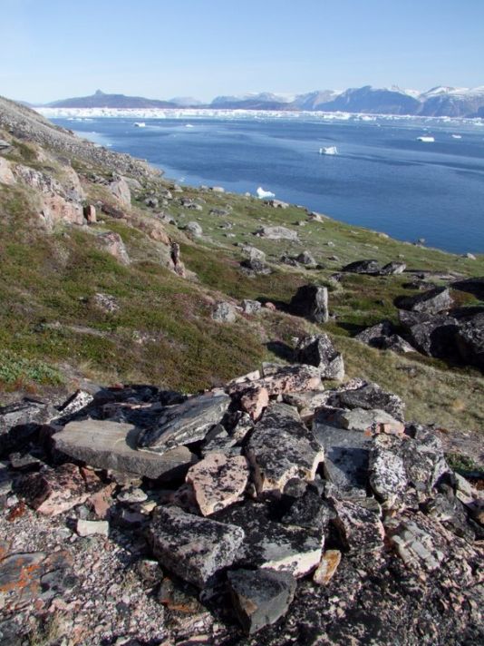Cimetière Inuit à Stor Øen (the Big Island) surplombant le Fjord d'Uummannaq et l'île Ikerasak.