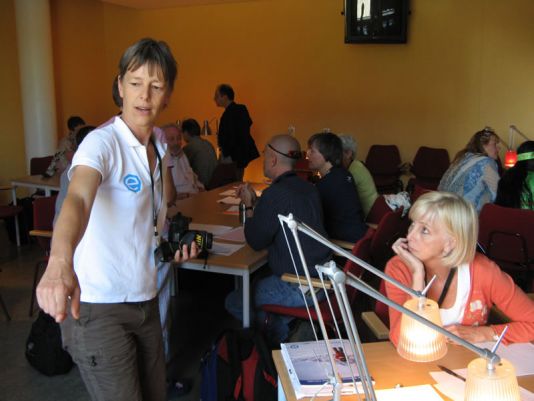 Sandra Vanhove leading the albedo experiment workshop
