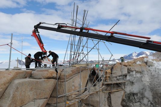 Ajustement des premiers éléments de la structure métallique sur les points d'ancrage