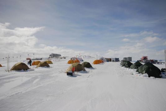 Base camp at Utsteinen