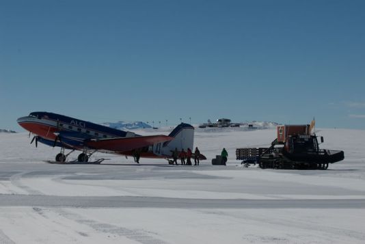 De wetenschappers komen op 16 November 2010 per vliegtuig aan bij het Princess Elisabeth-station (Usteinen, Antarctica).