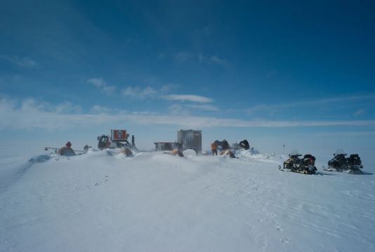 Het basiskamp van één van de twee BELISSIMA-teams op de ijskap. Frank Pattyn (Université Libre de Bruxelles) en Kenichi Matsuoka (University of Washington) meten er de ijsdikte met de radar en bestuderen er de bewgingen van het ijs.