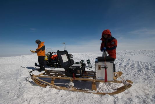 Frank Pattyn (Université Libre de Bruxelles) and Kenichi Matsuoka (University of Washington) with their radar material (BELISSIMA project).