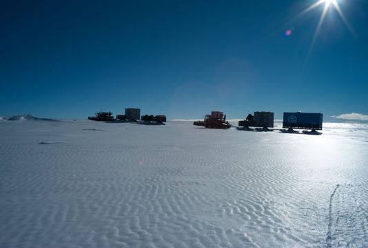Het SAMBA-konvooi trekt over het blauwe ijs naar de site waar de wetenschappers gedurende ongeveer drie weken meteorieten gaan verzamelen.
