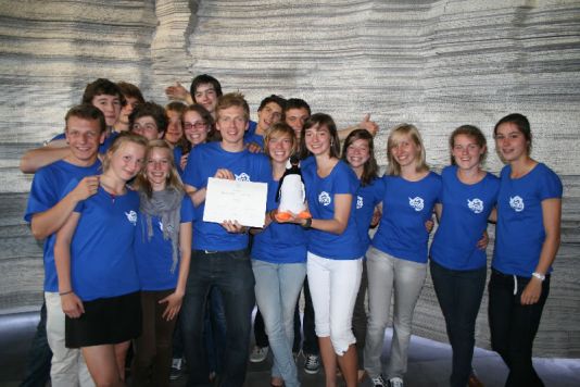 De winnaars van de Polar Quest-wedstrijd: de leerlingen van 5 Latijn-Wetenschappen en hun leerkracht Koen Meirlaen van het Leiepoort Deinze Campus Sint-Hendrik.