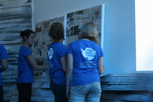 Enkele leerlingen van Leiepoort Deinze Campus Sint-Hendrik brengen alles in gereedheid voor hun presentatie.