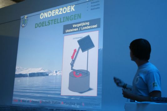 The students from the GTI Londerzeel presenting their project 'SUNAPEAL'.