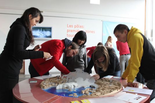 Les élèves disposent les figurines sur les puzzles (faune polaire, station Princess Elisabeth, populations locales, la Belgica ...).