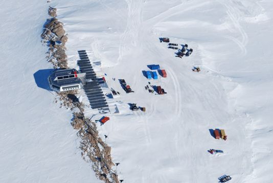 Luchtfoto van het Princess Elisabeth Antarctica-station. Op het dak van het station en in de zuidelijke container, die op de bergkam geïnstalleerd is, bevinden zich de meteorologische instrumenten.