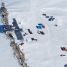 Luchtfoto van het Princess Elisabeth Antarctica-station. Op het dak van het station en in de zuidelijke container, die op de bergkam geïnstalleerd is, bevinden zich de meteorologische instrumenten.