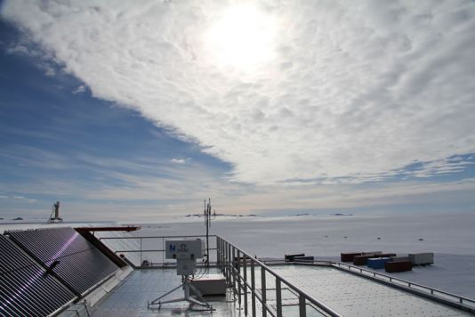 De Brewer-spectrofotometer, waarmee de dikte van de ozonlaag en de intensiteit van de UV-straling wordt gemeten, bevindt zich op het dak van het station.