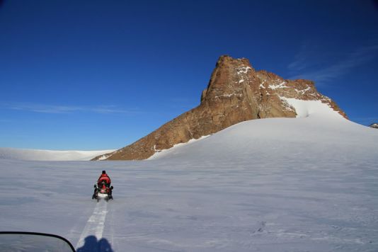 Met de sneeuwscooters op weg naar nog een andere onderzoeksplaats. Deze keer is het de bedoeling om de impact van toekomstige klimaatveranderingen op micro-organismen experimenteel na te gaan.