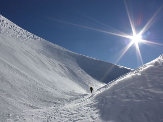 Adembenemend mooi. Een geoloog wandelt in een 'wind scoop', een depressie in het ijslandschap gevormd door winderosie.