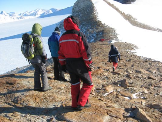 De dag zit erop, de helikopters staan klaar om de geologen op te pikken en terug te brengen naar het Princess Elisabeth Antarctica-station.