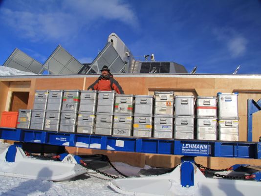 800 kg stenen in kisten staat klaar om verscheept te worden!