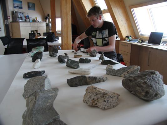 Leerkracht Koen Meirlaen heeft ook een verzameling stenen aangelegd om te gebruiken in zijn lessen.