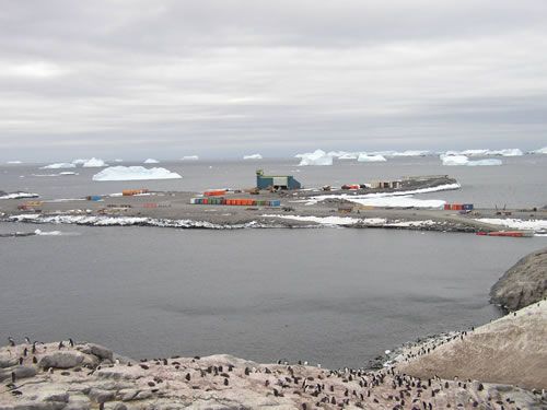 Nieuw aangelegde landingsbaan van de Dumont d'Urville basis naast de Astrolabe gletsjer. Deze foto geeft ook een mooi beeld van de Baai van Punt-Geologie met daarin enkele vastgegraven ijsbergen