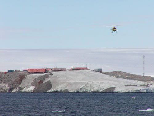 Vue spectaculaire de la base Dumont d’Urville en été. Cette station est construite sur une ancienne formation rocheuse métamorphique et est équipée d’un hélicoptère pour les reconnaissances et le transport de fret.