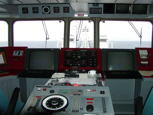 Partie centrale du pont du R/V Marion Dufresne vue depuis le siège du capitaine. Ce bateau est équipé d’un système lui permettant de se stabiliser parfaitement par rapport à des coordonnées précises, afin de déterminer précisément d’où proviennent les échantillons prélevés sur le fond.