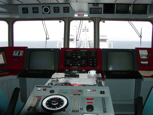 Hoofdgedeelte van de brug van de R/V Marion Dufresne, gezien van de stoel van de kapitein. Dit schip is uitgerust met een dynamisch positiesysteem, het kan op één en dezelfe locatie blijven voor een zorgvuldige staalname van een bepaalde plaats op de zeevloer.