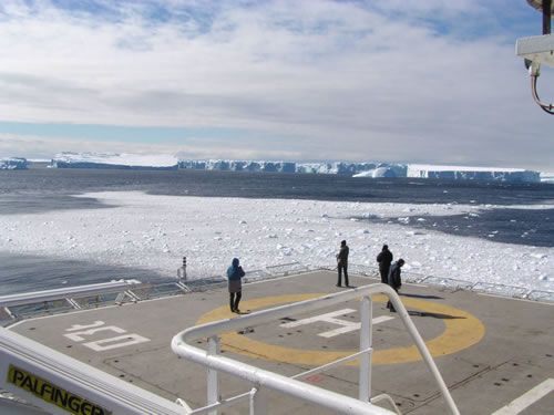 Vue de la plate-forme hélicoptère du Marion Dufresne. A l’arrière plan, le glacier de l’Astrolabe et quelques icebergs échoués.