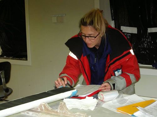 Le Dr Federica Donda (OGS, Trieste, Italie) décrit une carotte de boue à diatomées à bord du R/V Marion Dufresne.
