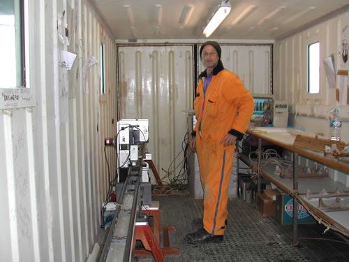 Le Dr. Will Howard (University of Tasmania) prépare le MST (Multi-Sendor Track) afin d’analyser les carottes à bord du Marion Dufresne. Cet appareil permet d’évaluer la densité, la vitesse du son à travers l’échantillon et la teneur en métal. A l’aide de ces premières données, il est possible d’avoir une première idée de la nature de l’échantillon, de sa stratigraphie et de son âge.