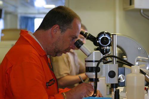 Le microscope est également utilisé pour l’analyse des carottes extraites des fonds marins.