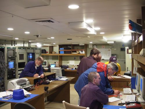 Les bateaux de recherche possèdent des laboratoires permettant un travail rapide sur les échantillons prélevés.