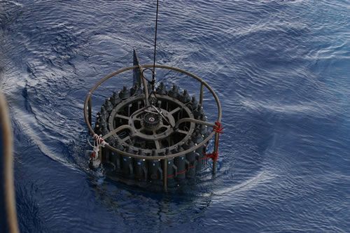 Rosette CTD pour échantillonnage d’eau de mer. Chaque tube (24 au total) peut être fermé à une profondeur déterminée, ce qui permet de récolter facilement des échantillons d’eau à diverses profondeurs. Ces échantillons permettent une analyse détaillée des caractéristiques physiques et chimiques des masses d’eau.