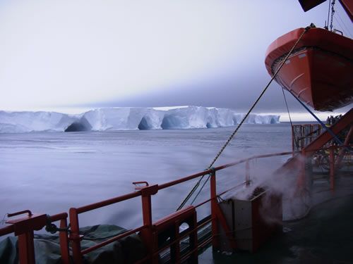 Cavernes dans un iceberg vues depuis le pont