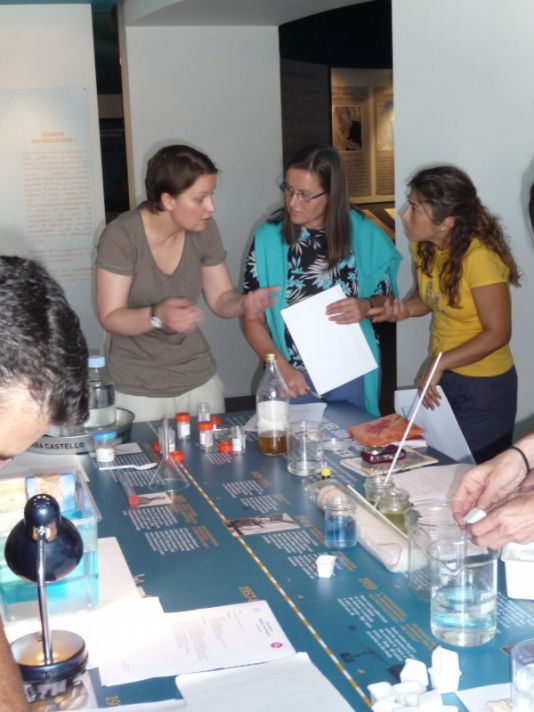 During a workshop, Isabelle Noirot helps teachers carry out experiments about climate change in Polar Regions.