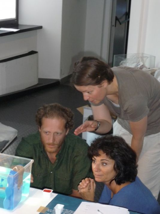 Isabelle explaining thermohaline circulation to two teachers.
