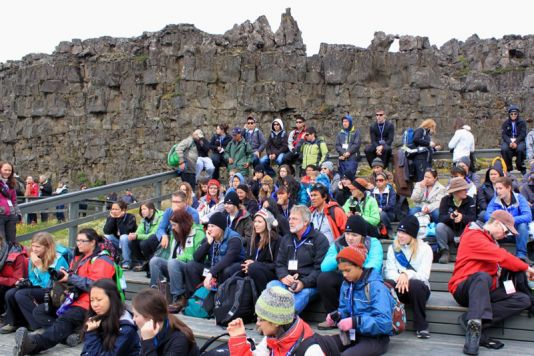 Students on Ice op de plaats waar in 930 het 'Alping', een volksvertegenwoordiging en de voorloper van het IJslands parlement, gesticht werd. Thingvellir is zo, naast een geologische interessante plek, ook een historische plaats. 