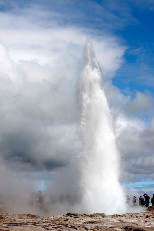 Tous les geysers du monde doivent leur nom à Geysir en Islande, un endroit où les sources chaudes colorées cotoient les eaux chaudes et les formations géologiques. Le geyser de Strokkur envoie un jet d'eau de 20m toutes les 3 minutes.