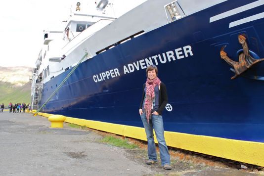 Inschepen op de Clipper Adventurer in de haven van Siglufjordur (IJsland).