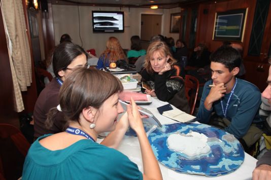 Isabelle Du Four geeft een workshop rond de poolgebieden en klimaatverandering.