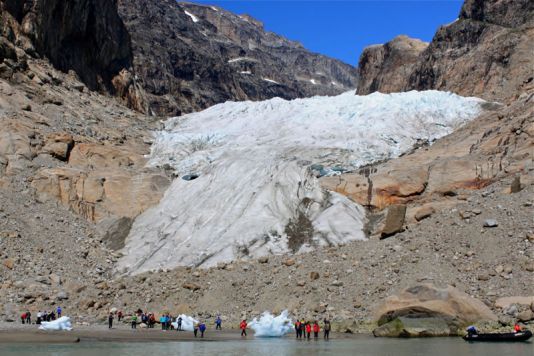 Workshop on glaciology at the foot of a glacier.