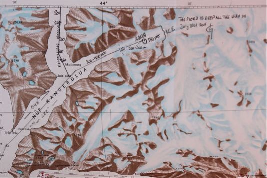 Kaart die de positie van het schip toont, op de plaats waar in 1966 nog een gletsjer was. De klimaatverandering met eigen ogen zien.