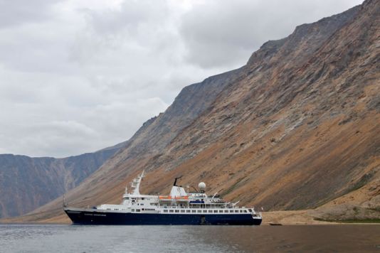 De Clipper Adventurer voor anker in de Nachvac Fjord (Labrador, Canada).